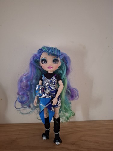 Holly vous rainbow high - holly,