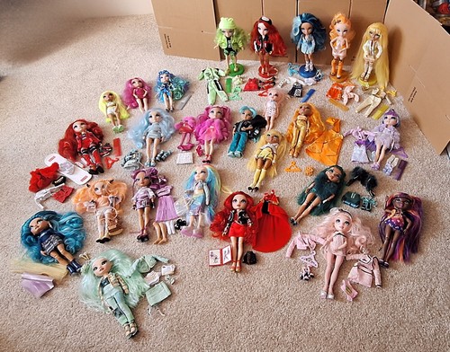 Huge lot rainbow - of, dolls